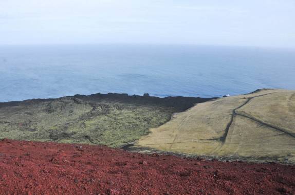 Cores vivas da paisagem da ilha de Heimaey, no sul da Islândia